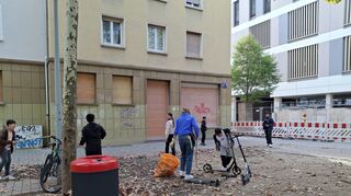 Kinder und Jugendliche vom Café Mint beim Aufräumen.