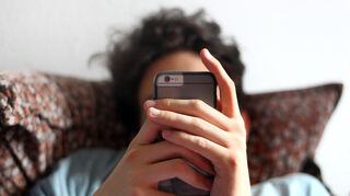 Ein Jugendlicher schaut auf sein Handy. (zu dpa: «Studie: Stimmungstief und Rechtsruck bei junger Generation») +++ dpa-Bildfunk +++