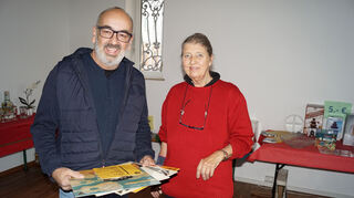 Schöne alte Schallplatten: Michael Kruse freut sich über das Schnäppchen beim Kiwanis-Flohmarkt, rechts Initiatorin Petra Wüste