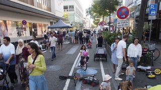 Beim Parking Day zeigen die Initiatoren, wofür man den öffentlichen Raum sonst noch nutzen kann. Hierzu musste die Fressgasse teilweise gesperrt werden, was der Innenstadt-Wirtschaft nicht sonderlich gefiel.