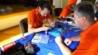 Zwei ehrenamtliche Reparierer bei der Arbeit: Die Erfolgsquote im Repair Café liegt bei 50 Prozent.