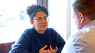 MM-Redakteur Sebastian Koch spricht mit Zahra Alibabanezhad Salem.