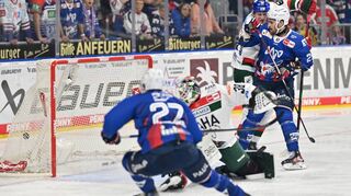 Der Auftakt des Torreigens: Yannick Proske (l.) bringt die Adler mit 1:0 in Führung.