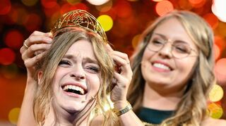 Charlotte Weihl (l.), neu gewählte Deutsche Weinkönigin, bekommt im Saalbau in Neustadt nach der Wahl der 76. Deutschen Weinkönigin von der bisherigen Weinkönigin Eva Brockmann die Krone aufgesetzt.