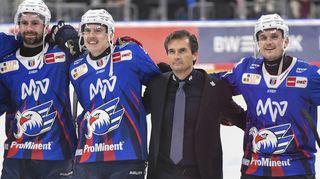 Symbolträchtig: Cheftrainer Dallas Eakins feiert mit seinen Spielern vor den Fans den 6:1-Sieg über die Augsburger Panther.