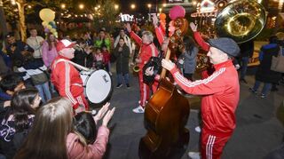 Eine Marching Band sorgt in den Abendstunden für Stimmung auf dem Gelände des früheren Bauhauses.