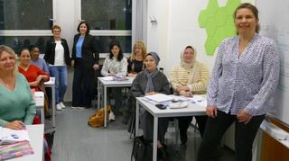 Projektbeauftragte Maria Lauxen-Ulbrich (stehend, v.l.), Oxana Berduta vom Verein Lernmobil und Lehrerin Tanja Huber (r.) mit den Kursteilnehmerinnen, die durch einen besonderen Sprachkurs in der Kinderbetreuung Fuß fassen wollen.