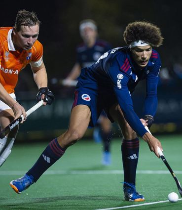 Marius Leser vom MHC (rechts) am Schusskreis im Duell mit dem Kapitän des HC Bloemendaal, Floris Wortelboer (links).