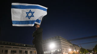 Johannes aus Brandenburg steht bei einer Mahnwache von «Never Forget October 7th» bei der Namen der Opfer des Massakers der Hamas am 7. Oktober 2023 vor dem Brandenburger Tor vorgelesen werden.