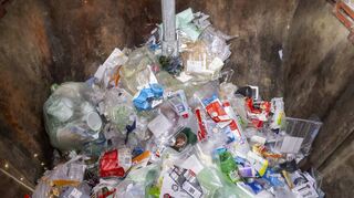 Kunststoff-Müll liegt an einer Wertstoffsammelstelle im Container. Nur ein kleiner Teil davon wird am Ende zu einer neuen Verpackung recycelt.