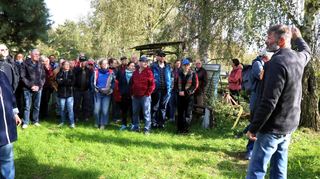 Landwirt Michael Scherer erläutert den Besuchern das Prinzip der solidarischen Landwirtschaft.