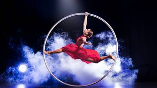 Wie eine Formel 1-Fahrerin im kreiselnden Monoreifen: Cyr Wheel-Solistin Valerie Inertie.