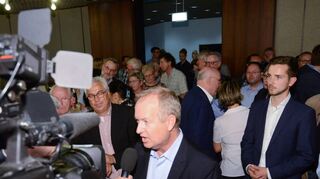 Vor sieben Jahren erklärt Peter Uebel seine Wahlniederlage gegen Jutta Steinruck. Diesmal tritt er nicht an.