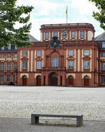 Im Schloss wird über Migrationsprozesse diskutiert.