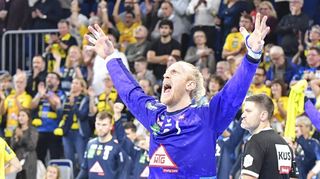 Mikael Appelgren bejubelt eine seiner wichtigen Paraden in der Schlussphase des Spiels gegen Hamburg.
