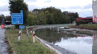 Wegen Starkregen überflutet: Die Überleitung von der A 659 zur A5.