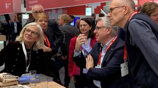 Wirtschaftsbürgermeister Thorsten Riehle (2. von re.) und Christiane Ram, Leiterin der Wirtschaftsförderung (3. von re.), sind zur Expo gereist.
