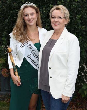 Die aktuelle und die frühere Gurkenkönigin: Donna (l.) und Bettina Seibert mögen die Biblis Tradition.