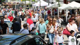 Die Schau „Auto-Mobil“ 2019 als Publikumsmagnet für den verkaufsoffenen Sonntag: Zahlreiche Besucher bummeln durch die Rathausstraße.