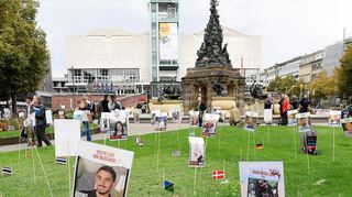 Auf dem Paradeplatz sind am Montagabend Bilder der Hamas-Geiseln zu sehen.