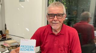 Heinz Klippert mit seinem aktuellen Buch.