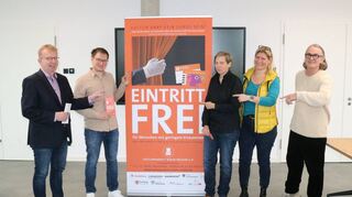 Matthias Baaß (v.l.), Sebastian Sax, Ina Dewald, Ulrike Butendeich und Horst Stephan bei der Vorstellung des Kulturpasses.