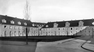 Der Kalmitplatz Ende der 1920er Jahre. Die Ähnlichkeit zu heute ist unverkennbar – dabei gab es massive Kriegsschäden und Wiederaufbau.