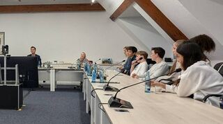 Zwölf der insgesamt 13 Jugendgemeinderäte waren am Dienstag anwesend. Bürgermeister Thorsten Walther (hinter dem Monitor) leitete die Sitzung.