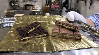 Kadayiffäden mit Pistazie, gebettet in knackigen Kakao: Die Dubai-Schokolade einer Mannheimer Chocolaterie hat es (auch kalorientechnisch) in sich.