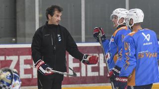 Im Austausch: Adler-Trainer Dallas Eakins (li.) – hier mit Marc Michaelis (Mi.) und Luke Esposito – möchte in Straubing ein besseres Powerplay sehen.