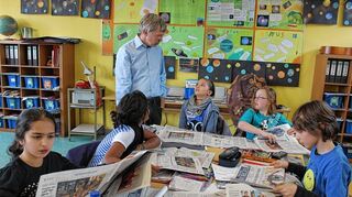 <p>Informationen aus erster Hand: Die Nibelungenschüler der Klasse 4b bekommen Besuch von Redakteur Bertram Bähr - und erklären, was sie bereits über Zeitungen gelernt haben.</p>