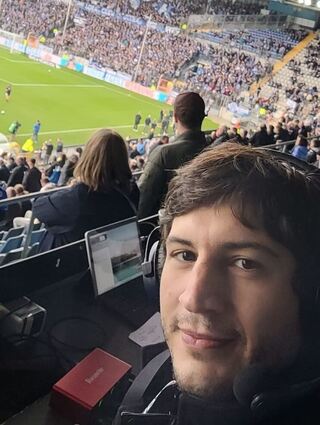 In seinem Element: Livestream-Moderator Dino de Lutiis berichtet von Waldhof-Spielen.