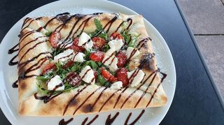 Fluffige Pizza von Da Salvo, nicht nur Hingucker, sondern auch sehr fein.