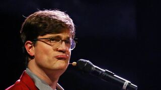 Sich am Flügel begleitend, präsentiert der Klavierkabarettist Bodo Wartke seine poetischen Geschichten und erfolgreichen Zungenbrecher.