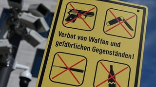 Mannheims Sicherheitsdezernent Volker Proffen (CDU) will die Waffenverbotszone in der Innenstadt über den 1. Dezember 2024 hinaus fortsetzen. Schilder, wie das hier abgebildete, gibt es in der Mannheimer Waffenverbotszone nicht.
