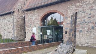 Die Viernheimer Stadtbibliothek ist im historischen Scheunen-Ensemble am Satonévri-Platz untergebracht.