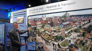 Bernd Welz zeigt eine der neuen Schautafeln, wie Innenstädte ganz schnell mit heutigen Mitteln klimafreundlich verändert werden können.