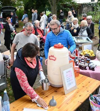 Auf dem Bauernmarkt ist wieder Saft verkauft worden.