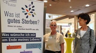 Claudia Möller und Jutta Behrendt bei der Ausstellung des Hospizvereins zum „guten Sterben“.