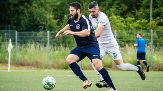 Auf Punktejagd: Der FC Alemannia Groß-Rohrheim – hier mit Emre Kilic (li.) gegen Bürstadts Xhino Dushaj – braucht im Abstiegskampf jeden Zähler.
