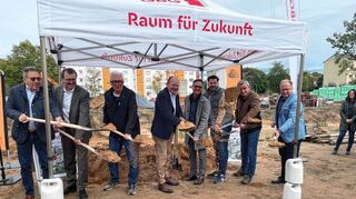 Offizieller Spatenstich mit OB Christian Specht (4. v.l.) für die ersten beiden Gebäude, in denen zunächst 90 der 288 Wohnungen entstehen.