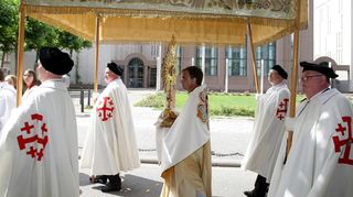Am weißen Ordensmantel mit Jerusalemkreuz sind die Ritter vom Heiligen Grab – hier mit Dekan Karl Jung unter dem Baldachin bei Fronleichnam – erkennbar.