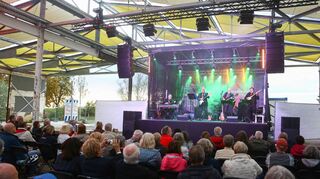 Publikum beim „Testival“ in der U-Halle auf Spinelli, hier beim Auftritt der Thunderbirds mit Joachim Schäfer.