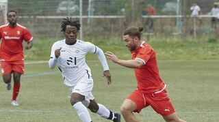 Türkspors Mikail Erdem (rechts, hier gegen den Neckarauer Bilal Arouna) hat auch schon für die Südstädter vom VfL Kurpfalz gespielt.