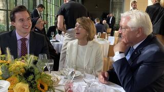 Sandro Mochan in Schwerin mit Bundespräsident Frank-Walter Steinmeier und dessen Ehefrau Elke Büdenbender.