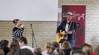 Das Konzert für die Musikklassen mit Holger Bläß und Lucia Nativo kommt bei den Schülerinnen und Schülern gut an.