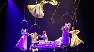 Der Cirque du Soleil gastiert mit seiner Show „Corteo“ in der SAP-Arena. Hier wird der verstorbenen Clown Mauro von Engelsdamen im Himmel empfangen.