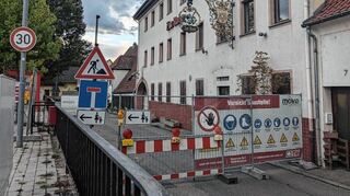 Das Bild aus dem September dieses Jahres zeigt das ehemalige Lokal „Zur Rose“ von außen. Hier weisen nur Schilder und Bauzäune auf die Arbeiten hin. Das meiste spielt sich hinter den Mauern des Gebäudes ab.
