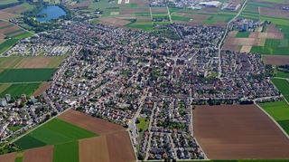 Die Ringstraße in Heddesheim, in der linken Bildhälfte deutlich zu erkennen, könnte um knapp 600 Meter Richtung Süden (nach rechts) verlängert werden.