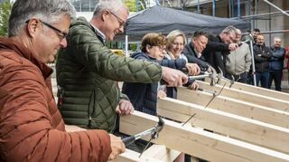 Die Gewo feiert Richtfest: Michael Röhrich, Dominik Morsey, Bürgermeisterin Monika Kabs, OB Stefanie Seiler und Markus Fritz schlagen einen Nagel ein.